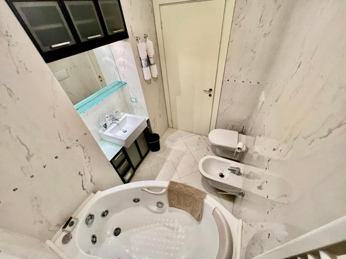 Divina Luxury Apartment With Jacuzzi Near The Lake コモ エクステリア 写真